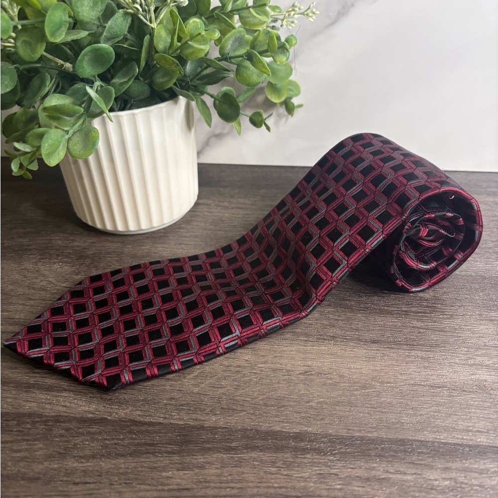 Arrow Red and Black Geometric Tie
